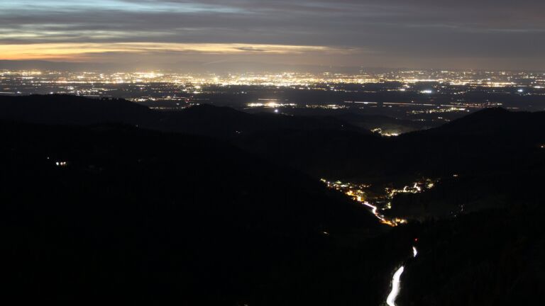 Dieses Bild zeigt eine Webcam-Aufnahme vom Achertal, aufgenommen am Donnerstag, den 30.10.2025 um 18:20 Uhr. Die Temperatur betrug 7.1°C.