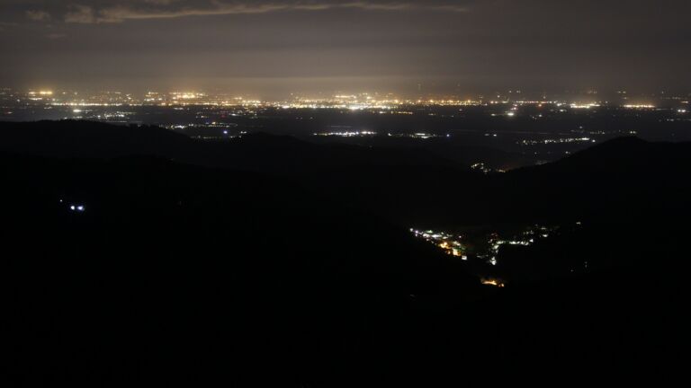 Dieses Bild zeigt eine Webcam-Aufnahme vom Achertal, aufgenommen am Sonntag, den 19.04.2026 um 02:30 Uhr. Die Temperatur betrug 10.9°C.