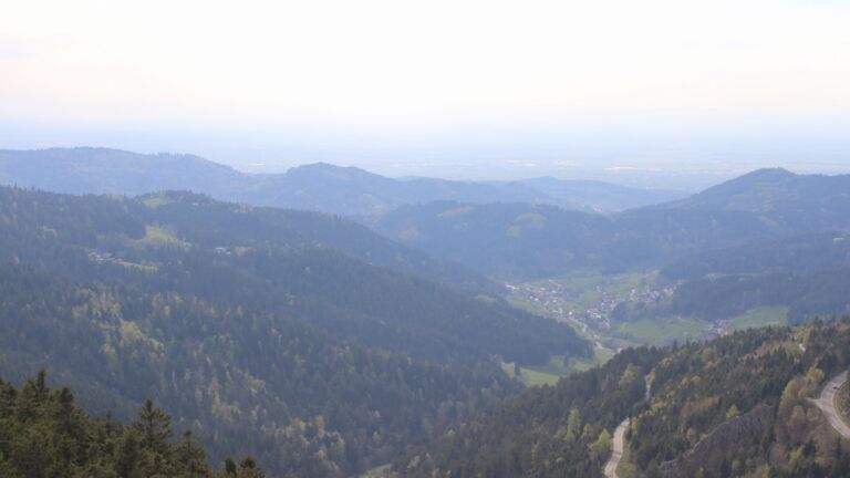 Dieses Bild zeigt eine Webcam-Aufnahme vom Achertal, aufgenommen am Samstag, den 18.04.2026 um 17:30 Uhr. Die Temperatur betrug 14.2°C.