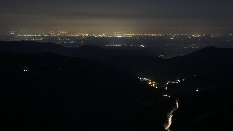 Dieses Bild zeigt eine Webcam-Aufnahme vom Achertal, aufgenommen am Sonntag, den 17.08.2025 um 03:30 Uhr. Die Temperatur betrug 13.6°C.
