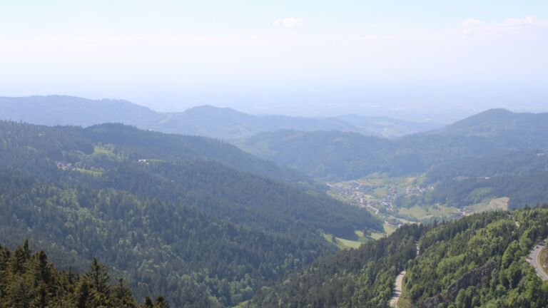 Dieses Bild zeigt eine Webcam-Aufnahme vom Achertal, aufgenommen am Donnerstag, den 15.05.2025 um 16:10 Uhr. Die Temperatur betrug 10.8°C.