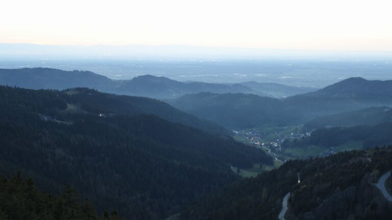 Dieses Bild zeigt eine Webcam-Aufnahme vom Achertal, aufgenommen am Donnerstag, den 09.04.2026 um 20:30 Uhr. Die Temperatur betrug 13.6°C.