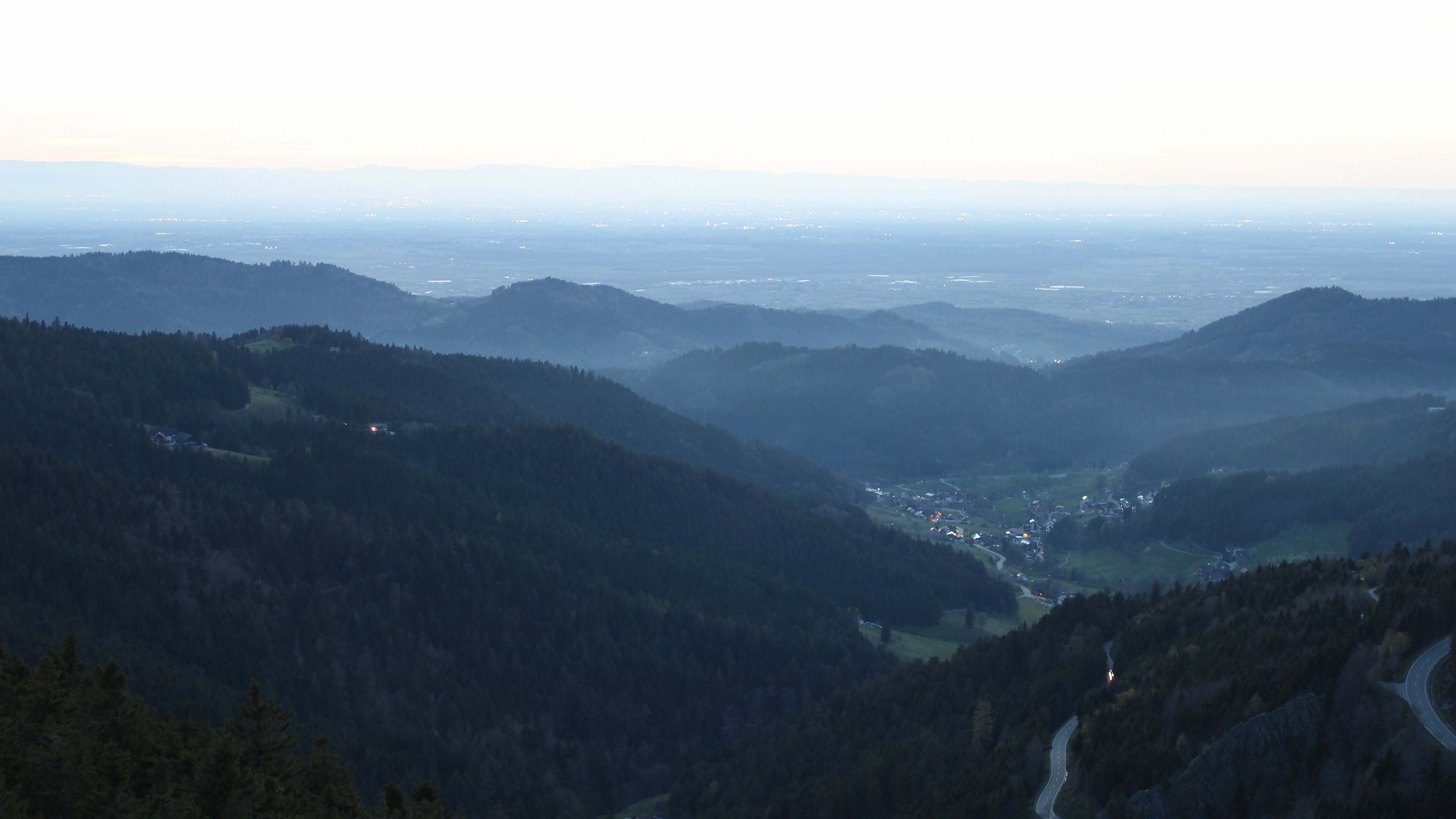 Dieses Bild zeigt eine Webcam-Aufnahme vom Achertal, aufgenommen am Donnerstag, den 09.04.2026 um 20:30 Uhr. Die Temperatur betrug 13.6°C.