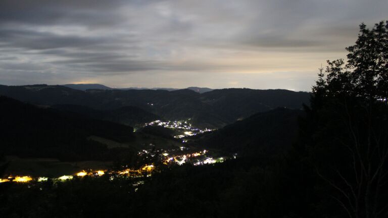 Dieses Bild zeigt eine Webcam-Aufnahme vom Achertal, aufgenommen am Freitag, den 03.07.2026 um 01:00 Uhr. Die Temperatur betrug 17.6°C.
