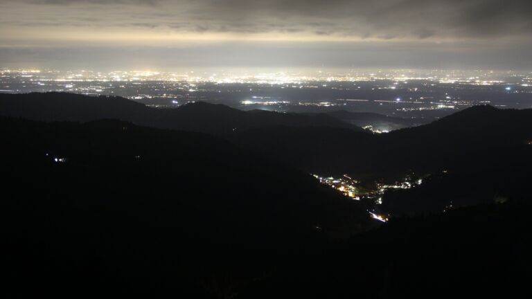 Dieses Bild zeigt eine Webcam-Aufnahme vom Achertal, aufgenommen am Freitag, den 17.10.2025 um 19:50 Uhr. Die Temperatur betrug 6°C.