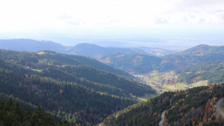 Dieses Bild zeigt eine Webcam-Aufnahme vom Achertal, aufgenommen am Montag, den 03.11.2025 um 14:10 Uhr. Die Temperatur betrug 5.4°C.