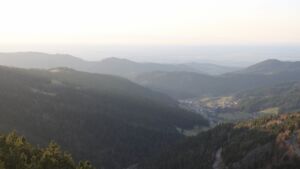 Dieses Bild zeigt eine Webcam-Aufnahme vom Achertal, aufgenommen am Donnerstag, den 18.12.2025 um 15:50 Uhr. Die Temperatur betrug 6.8°C.