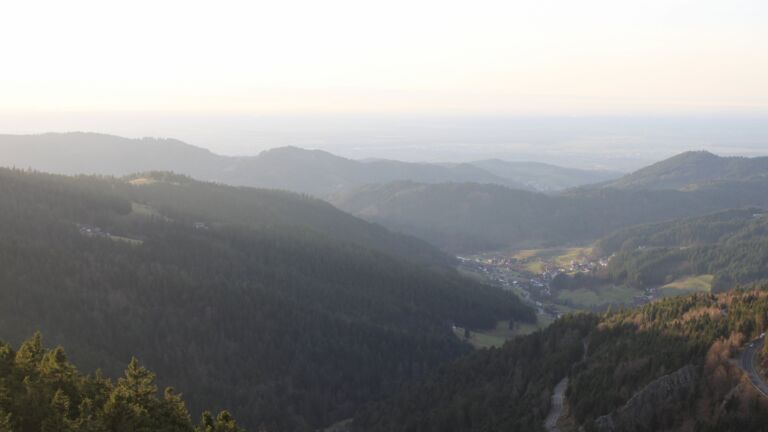 Dieses Bild zeigt eine Webcam-Aufnahme vom Achertal, aufgenommen am Donnerstag, den 18.12.2025 um 15:50 Uhr. Die Temperatur betrug 6.8°C.