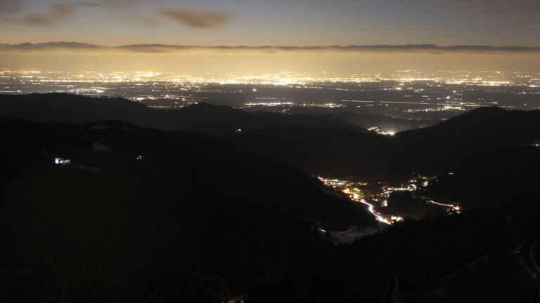 Dieses Bild zeigt eine Webcam-Aufnahme vom Achertal, aufgenommen am Freitag, den 21.11.2025 um 18:10 Uhr. Die Temperatur betrug -6.6°C.