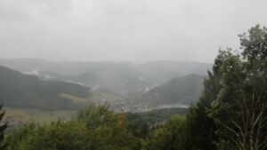 Dieses Bild zeigt eine Webcam-Aufnahme vom Achertal, aufgenommen am Freitag, den 28.08.2026 um 10:00 Uhr. Die Temperatur betrug 18.4°C.