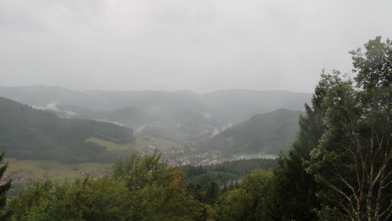 Dieses Bild zeigt eine Webcam-Aufnahme vom Achertal, aufgenommen am Freitag, den 28.08.2026 um 10:00 Uhr. Die Temperatur betrug 18.4°C.