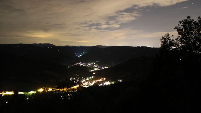 Dieses Bild zeigt eine Webcam-Aufnahme vom Achertal, aufgenommen am Donnerstag, den 17.09.2026 um 22:00 Uhr. Die Temperatur betrug 14.6°C.
