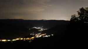 Dieses Bild zeigt eine Webcam-Aufnahme vom Achertal, aufgenommen am Samstag, den 15.08.2026 um 23:30 Uhr. Die Temperatur betrug 26.3°C.