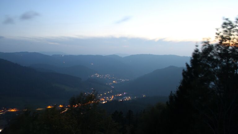 Dieses Bild zeigt eine Webcam-Aufnahme vom Achertal, aufgenommen am Montag, den 19.10.2026 um 19:10 Uhr. Die Temperatur betrug 10.2°C.