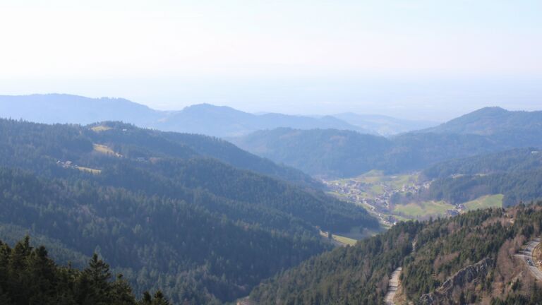 Dieses Bild zeigt eine Webcam-Aufnahme vom Achertal, aufgenommen am Dienstag, den 03.03.2026 um 15:00 Uhr. Die Temperatur betrug 9.8°C.