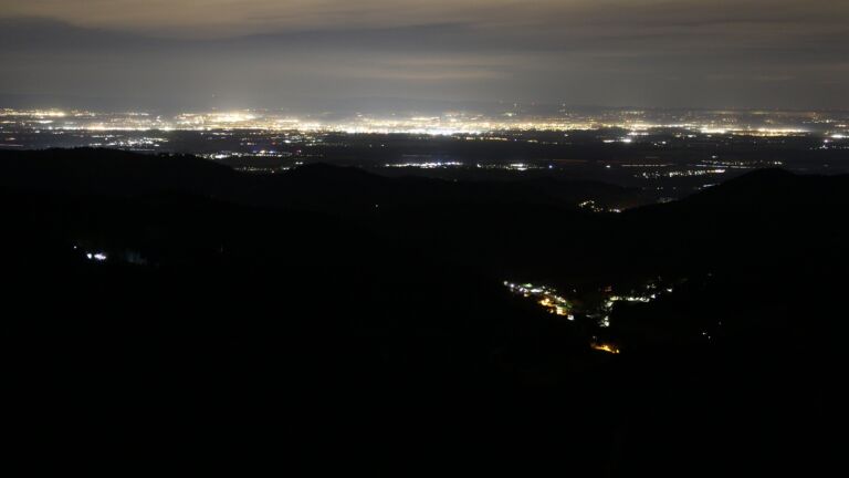 Dieses Bild zeigt eine Webcam-Aufnahme vom Achertal, aufgenommen am Samstag, den 01.11.2025 um 05:40 Uhr. Die Temperatur betrug 12.1°C.