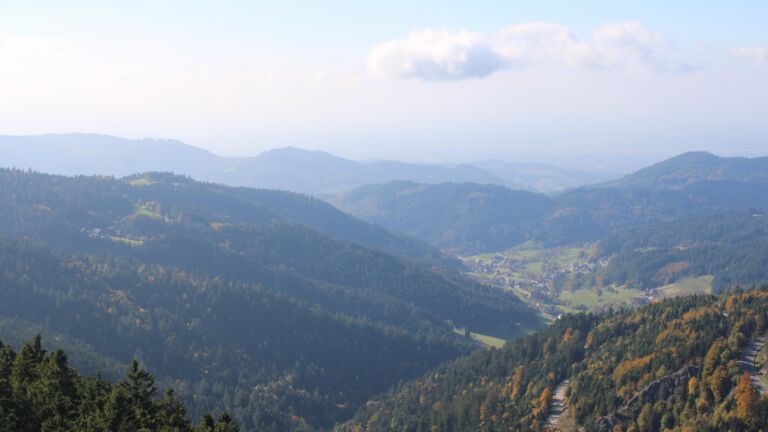 Dieses Bild zeigt eine Webcam-Aufnahme vom Achertal, aufgenommen am Sonntag, den 12.10.2025 um 15:30 Uhr. Die Temperatur betrug 10.9°C.