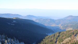 Dieses Bild zeigt eine Webcam-Aufnahme vom Achertal, aufgenommen am Samstag, den 27.12.2025 um 10:30 Uhr. Die Temperatur betrug 2.6°C.