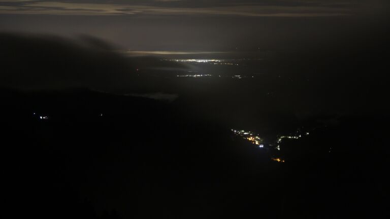 Dieses Bild zeigt eine Webcam-Aufnahme vom Achertal, aufgenommen am Freitag, den 29.08.2025 um 04:30 Uhr. Die Temperatur betrug 9.8°C.