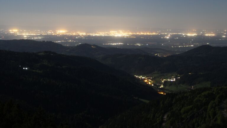 Dieses Bild zeigt eine Webcam-Aufnahme vom Achertal, aufgenommen am Donnerstag, den 30.04.2026 um 01:30 Uhr. Die Temperatur betrug 5.7°C.