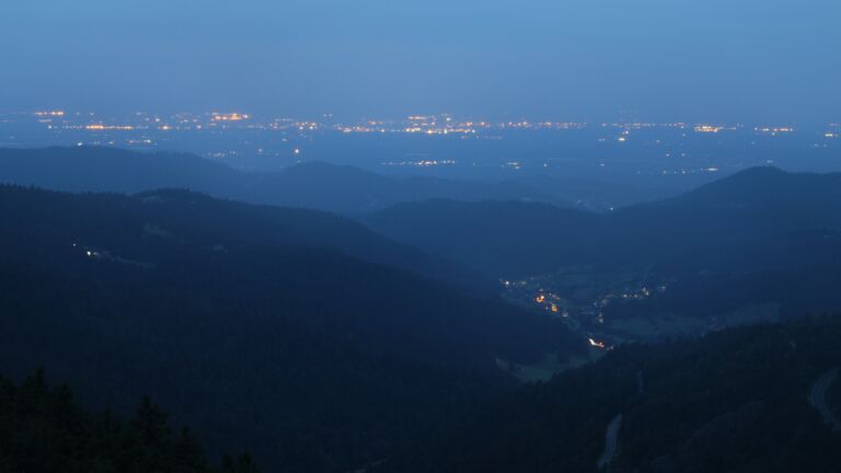 Dieses Bild zeigt eine Webcam-Aufnahme vom Achertal, aufgenommen am Montag, den 04.08.2025 um 05:30 Uhr. Die Temperatur betrug 10.6°C.