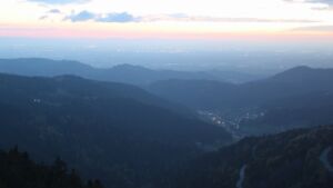 Dieses Bild zeigt eine Webcam-Aufnahme vom Achertal, aufgenommen am Dienstag, den 21.04.2026 um 21:00 Uhr. Die Temperatur betrug 2.4°C.