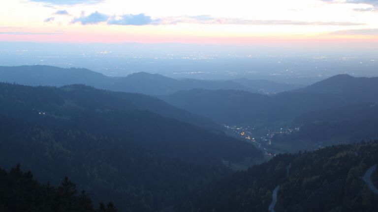 Dieses Bild zeigt eine Webcam-Aufnahme vom Achertal, aufgenommen am Dienstag, den 21.04.2026 um 21:00 Uhr. Die Temperatur betrug 2.4°C.