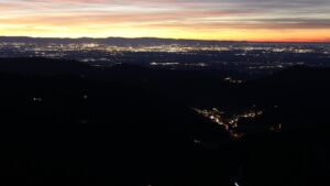 Dieses Bild zeigt eine Webcam-Aufnahme vom Achertal, aufgenommen am Dienstag, den 09.12.2025 um 17:30 Uhr. Die Temperatur betrug 10.3°C.