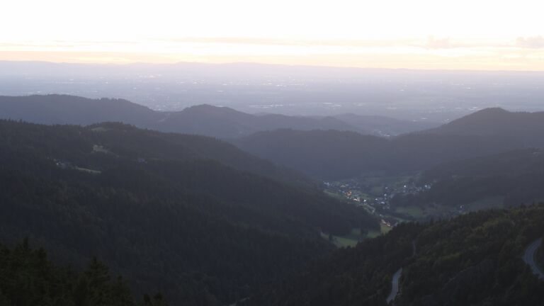 Dieses Bild zeigt eine Webcam-Aufnahme vom Achertal, aufgenommen am Samstag, den 30.08.2025 um 20:40 Uhr. Die Temperatur betrug 11.6°C.