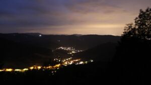 Dieses Bild zeigt eine Webcam-Aufnahme vom Achertal, aufgenommen am Donnerstag, den 11.06.2026 um 22:50 Uhr. Die Temperatur betrug 10.5°C.