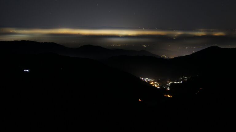 Dieses Bild zeigt eine Webcam-Aufnahme vom Achertal, aufgenommen am Sonntag, den 28.12.2025 um 02:00 Uhr. Die Temperatur betrug 2.8°C.