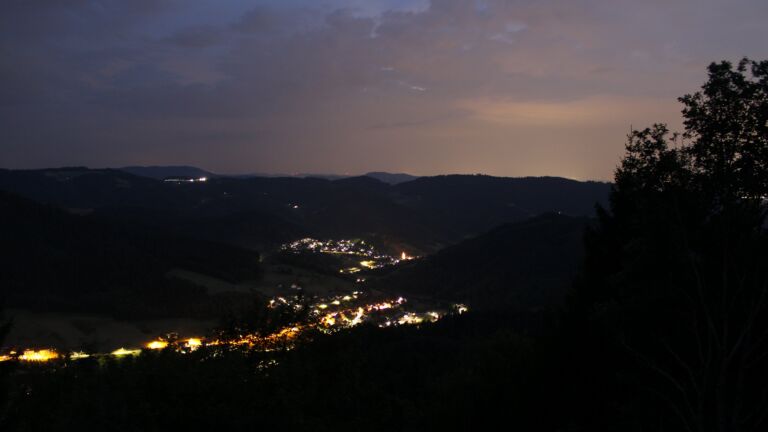 Dieses Bild zeigt eine Webcam-Aufnahme vom Achertal, aufgenommen am Dienstag, den 04.08.2026 um 22:10 Uhr. Die Temperatur betrug 26.5°C.
