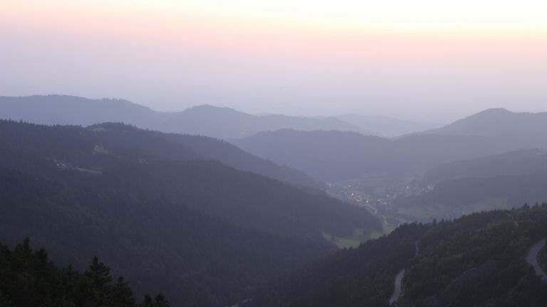 Dieses Bild zeigt eine Webcam-Aufnahme vom Achertal, aufgenommen am Dienstag, den 12.08.2025 um 21:10 Uhr. Die Temperatur betrug 25.5°C.