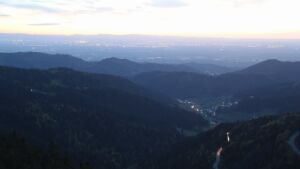 Dieses Bild zeigt eine Webcam-Aufnahme vom Achertal, aufgenommen am Sonntag, den 19.04.2026 um 21:00 Uhr. Die Temperatur betrug 6.1°C.