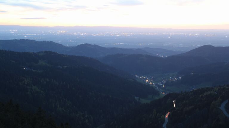 Dieses Bild zeigt eine Webcam-Aufnahme vom Achertal, aufgenommen am Sonntag, den 19.04.2026 um 21:00 Uhr. Die Temperatur betrug 6.1°C.