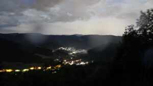 Dieses Bild zeigt eine Webcam-Aufnahme vom Achertal, aufgenommen am Mittwoch, den 01.07.2026 um 01:00 Uhr. Die Temperatur betrug 17°C.