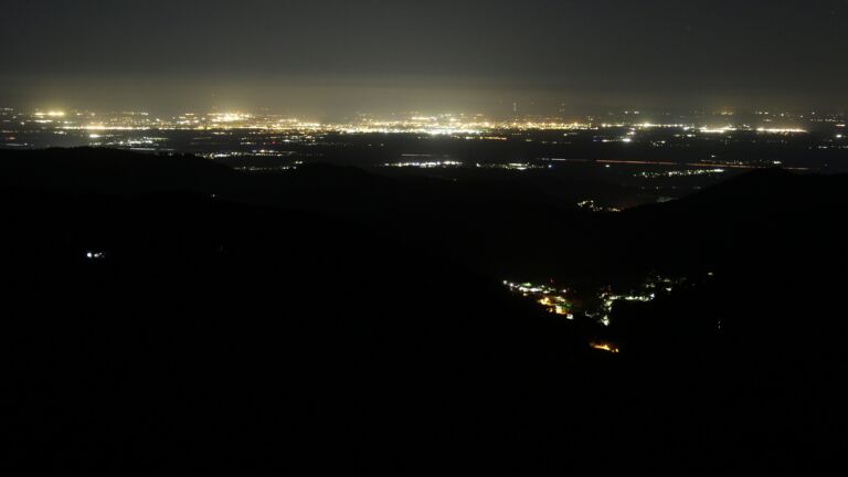 Dieses Bild zeigt eine Webcam-Aufnahme vom Achertal, aufgenommen am Donnerstag, den 09.04.2026 um 02:30 Uhr. Die Temperatur betrug 10.8°C.