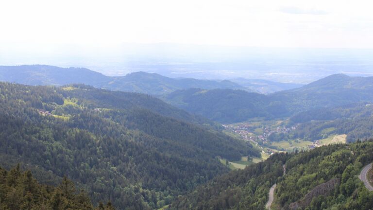 Dieses Bild zeigt eine Webcam-Aufnahme vom Achertal, aufgenommen am Freitag, den 16.05.2025 um 17:00 Uhr. Die Temperatur betrug 10.8°C.