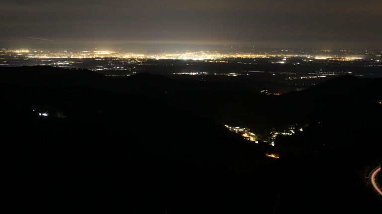 Dieses Bild zeigt eine Webcam-Aufnahme vom Achertal, aufgenommen am Freitag, den 31.10.2025 um 00:00 Uhr. Die Temperatur betrug 5.9°C.