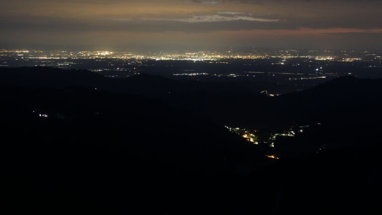 Dieses Bild zeigt eine Webcam-Aufnahme vom Achertal, aufgenommen am Mittwoch, den 30.07.2025 um 22:30 Uhr. Die Temperatur betrug 11.1°C.