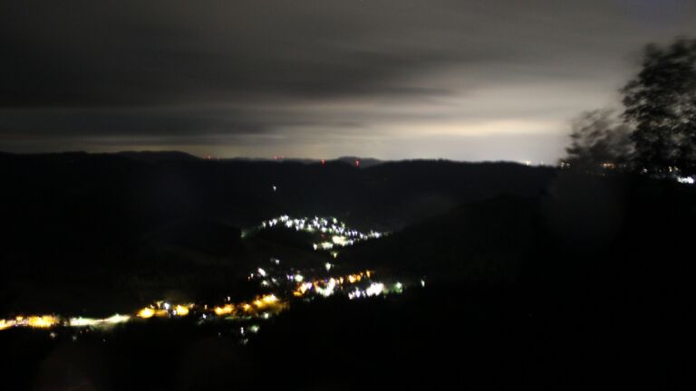 Dieses Bild zeigt eine Webcam-Aufnahme vom Achertal, aufgenommen am Samstag, den 13.06.2026 um 02:40 Uhr. Die Temperatur betrug 13.7°C.