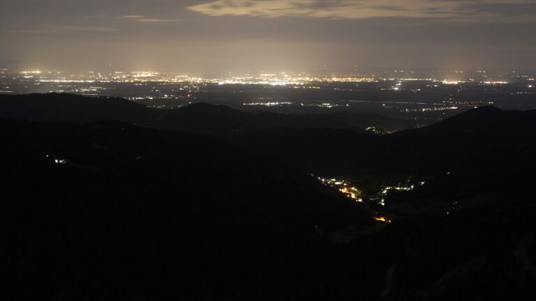 Dieses Bild zeigt eine Webcam-Aufnahme vom Achertal, aufgenommen am Samstag, den 13.09.2025 um 01:30 Uhr. Die Temperatur betrug 10.2°C.