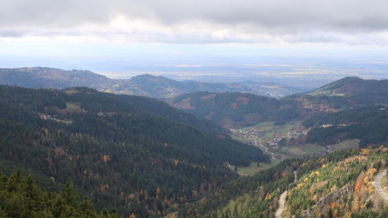 Dieses Bild zeigt eine Webcam-Aufnahme vom Achertal, aufgenommen am Montag, den 03.11.2025 um 13:30 Uhr. Die Temperatur betrug 6.1°C.