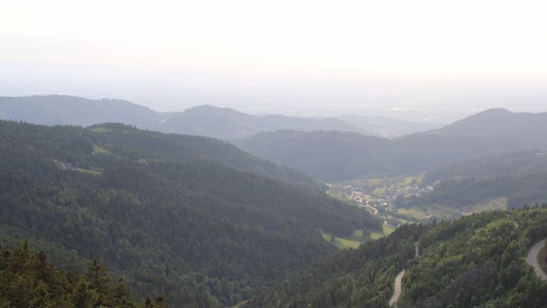 Dieses Bild zeigt eine Webcam-Aufnahme vom Achertal, aufgenommen am Montag, den 26.05.2025 um 19:20 Uhr. Die Temperatur betrug 9.8°C.