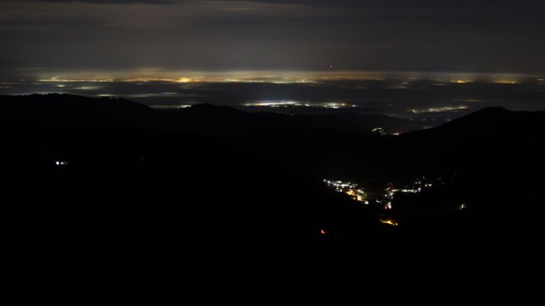 Dieses Bild zeigt eine Webcam-Aufnahme vom Achertal, aufgenommen am Sonntag, den 21.12.2025 um 02:00 Uhr. Die Temperatur betrug 8°C.