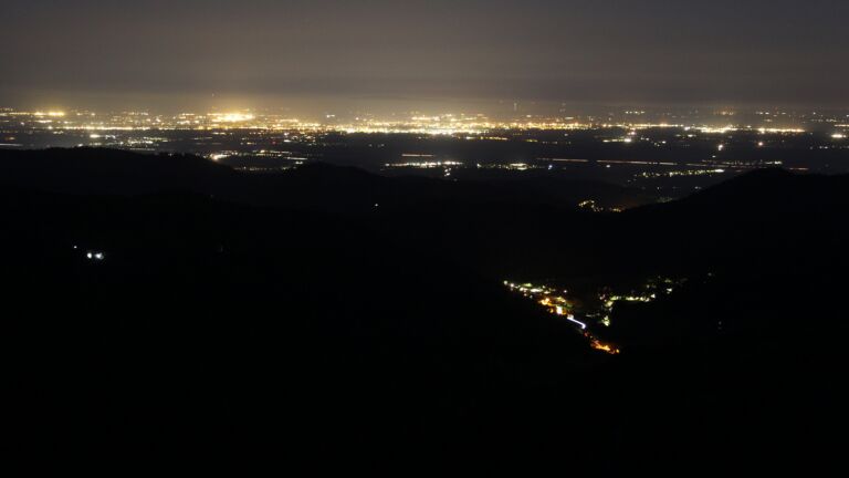 Dieses Bild zeigt eine Webcam-Aufnahme vom Achertal, aufgenommen am Montag, den 27.04.2026 um 04:50 Uhr. Die Temperatur betrug 9.9°C.