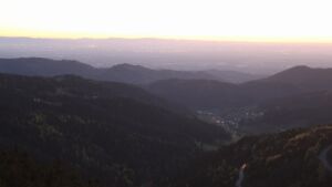 Dieses Bild zeigt eine Webcam-Aufnahme vom Achertal, aufgenommen am Donnerstag, den 23.04.2026 um 21:00 Uhr. Die Temperatur betrug 10.6°C.