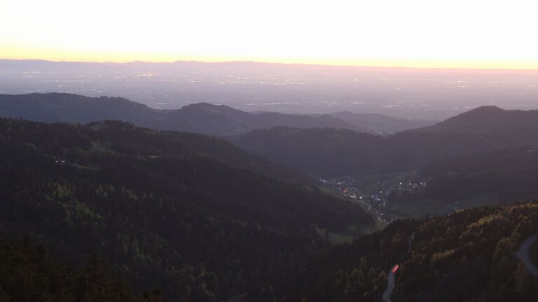 Dieses Bild zeigt eine Webcam-Aufnahme vom Achertal, aufgenommen am Donnerstag, den 23.04.2026 um 21:00 Uhr. Die Temperatur betrug 10.6°C.