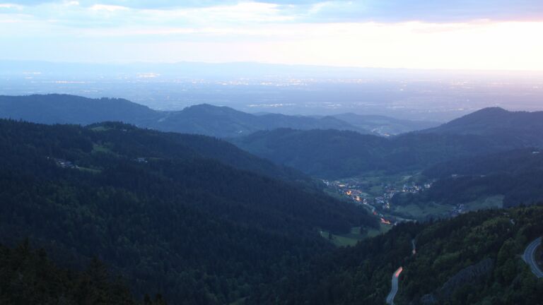 Dieses Bild zeigt eine Webcam-Aufnahme vom Achertal, aufgenommen am Montag, den 12.05.2025 um 21:30 Uhr. Die Temperatur betrug 11.8°C.