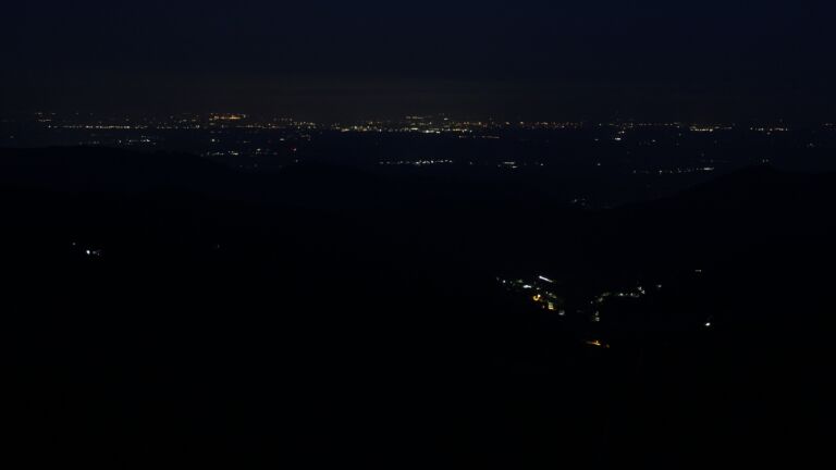 Dieses Bild zeigt eine Webcam-Aufnahme vom Achertal, aufgenommen am Sonntag, den 17.08.2025 um 05:10 Uhr. Die Temperatur betrug 13.9°C.